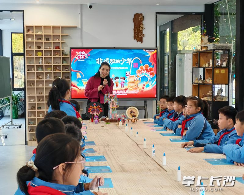 在长沙市戏曲进校园活动中,长沙面塑区级代表性传承人彭凤玲在岳麓区实验小学开展“面塑+戏曲”融合课。 在长沙市戏曲进校园活动中,长沙面塑区级代表性传承人彭凤玲在岳麓区实验小学开展“面塑+戏曲”融合课。