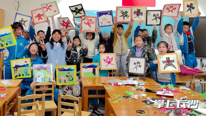 在国防科技大学附属小学的剪纸课上,孩子们展示剪纸作品。 在国防科技大学附属小学的剪纸课上,孩子们展示剪纸作品。