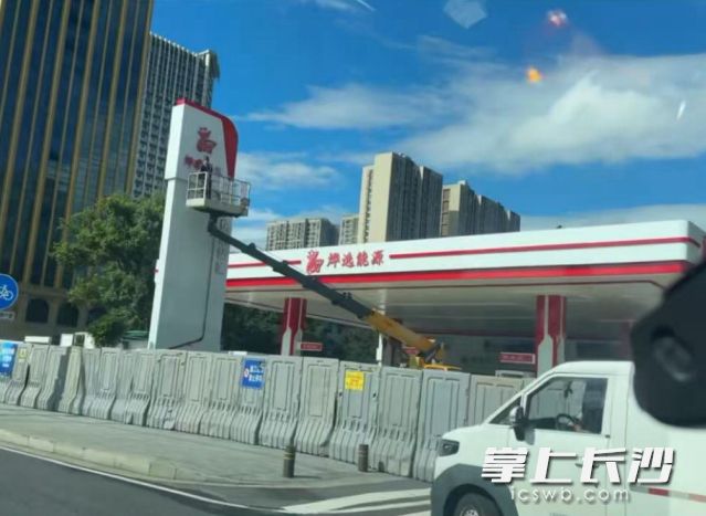 停业期间,加油站现场设置围挡。 停业期间,加油站现场设置围挡。