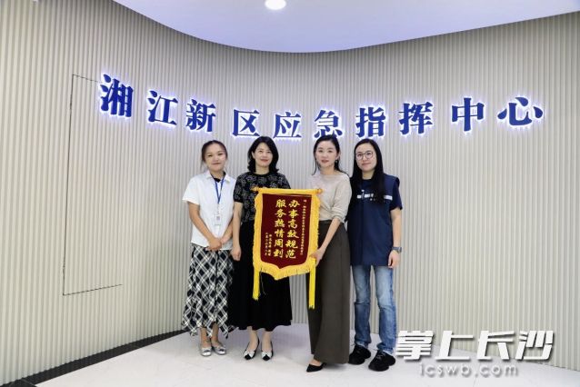 加油站工作人员送上锦旗。 均为长沙晚报通讯员 向玲娅供图 加油站工作人员送上锦旗。 均为长沙晚报通讯员 向玲娅供图