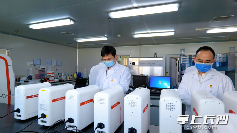 圣湘生物检测产品已服务全球160多个国家,汇聚200余名全球顶尖人才。 圣湘生物检测产品已服务全球160多个国家,汇聚200余名全球顶尖人才。