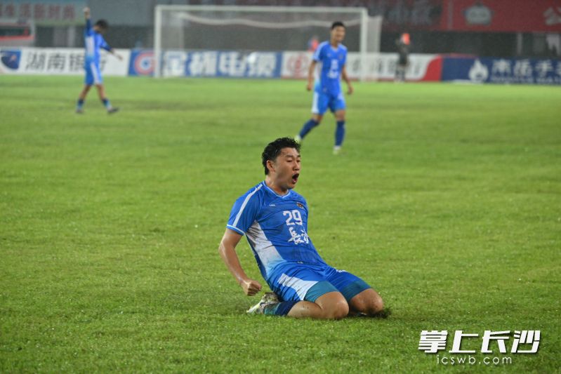李悦宁滑跪庆祝进球。 李悦宁滑跪庆祝进球。