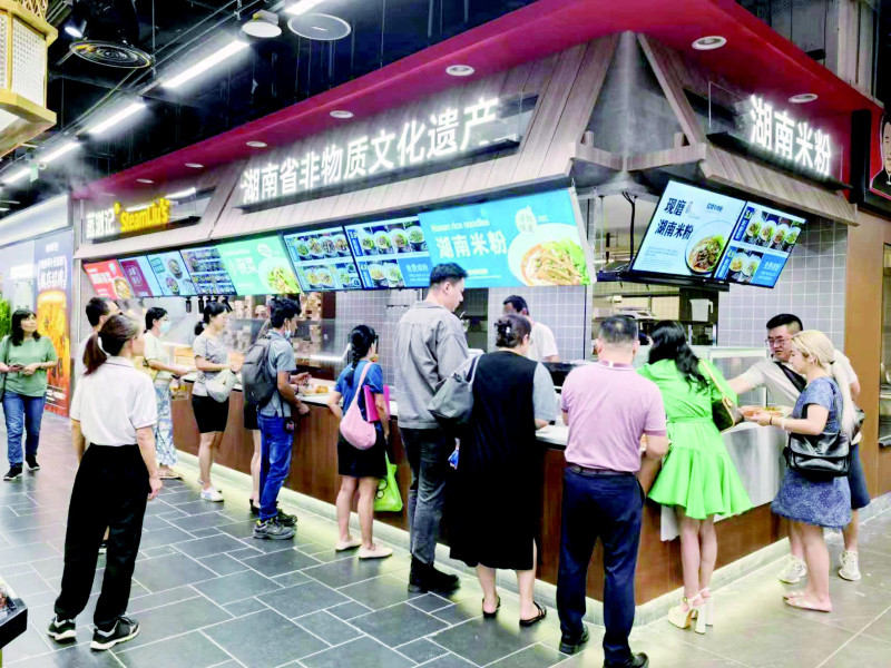 蒸浏记稳步推进全国布局和出海战略。图为客人在蒸浏记新加坡店点餐,浏阳蒸菜备受当地人喜爱。 蒸浏记稳步推进全国布局和出海战略。图为客人在蒸浏记新加坡店点餐,浏阳蒸菜备受当地人喜爱。