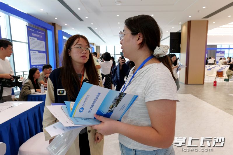 高校人才与企业相关负责人现场交流。 高校人才与企业相关负责人现场交流。