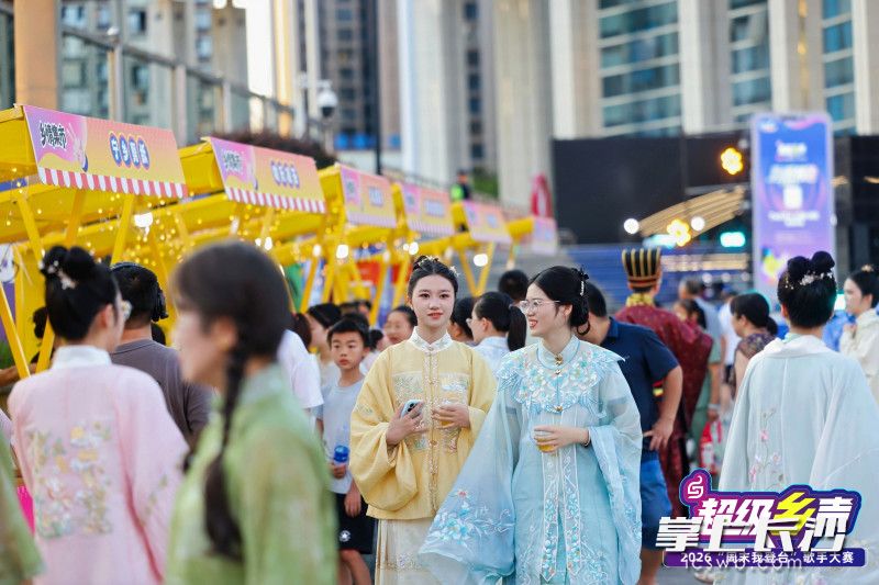 乡情集市吸引众多市民游客。 乡情集市吸引众多市民游客。