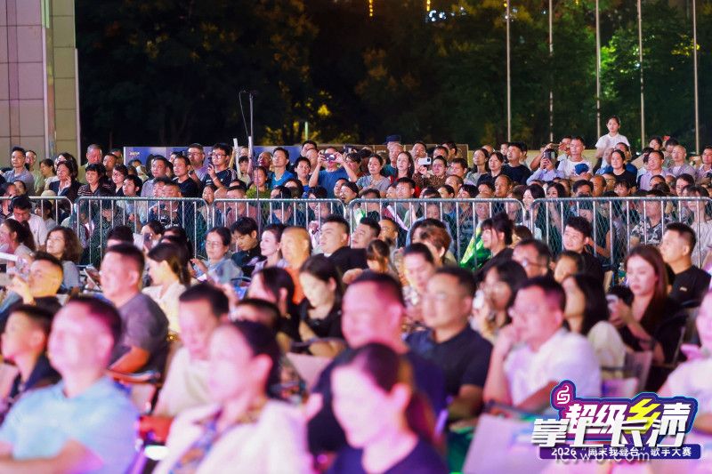 总决赛当晚,现场人头攒动,人气爆棚。 总决赛当晚,现场人头攒动,人气爆棚。