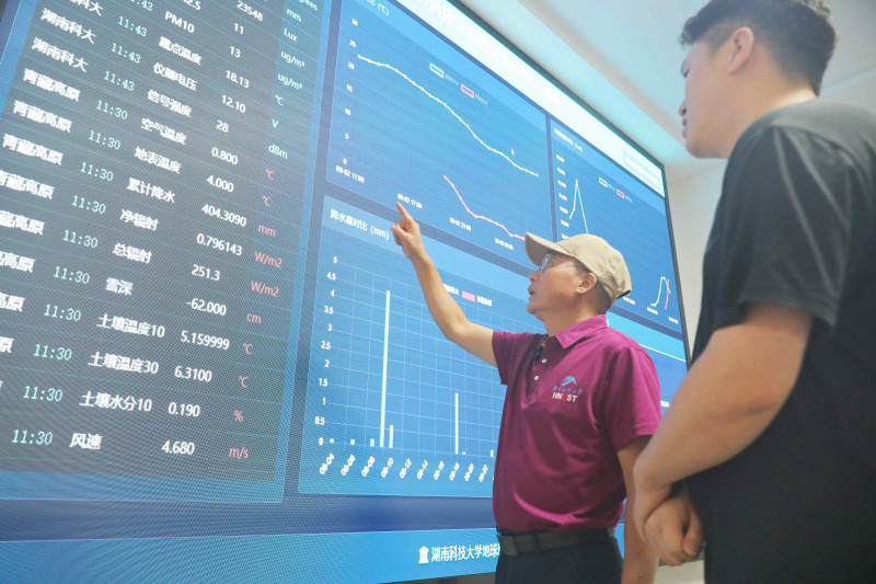 在湖南科技大学地空院,王欣教授和团队成员正分析来自于青藏高原的多要素综合实时观测数据。长沙晚报全媒体记者 陈卓 摄 在湖南科技大学地空院,王欣教授和团队成员正分析来自于青藏高原的多要素综合实时观测数据。长沙晚报全媒体记者 陈卓 摄