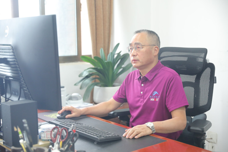 王欣教授正在接受记者采访。长沙晚报全媒体记者 陈卓 摄 王欣教授正在接受记者采访。长沙晚报全媒体记者 陈卓 摄