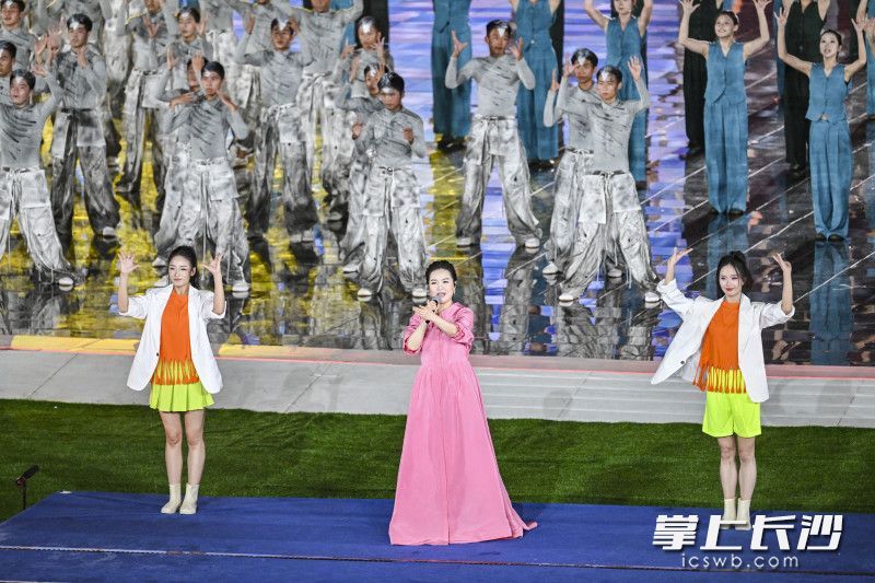 益阳籍著名歌唱家雷佳现场献唱《相约益阳》。