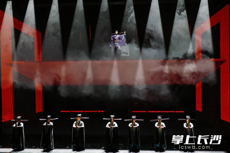 在音乐剧中,遇见“一蓑烟雨任平生”的东坡。均为通讯员 供图 在音乐剧中,遇见“一蓑烟雨任平生”的东坡。均为通讯员 供图
