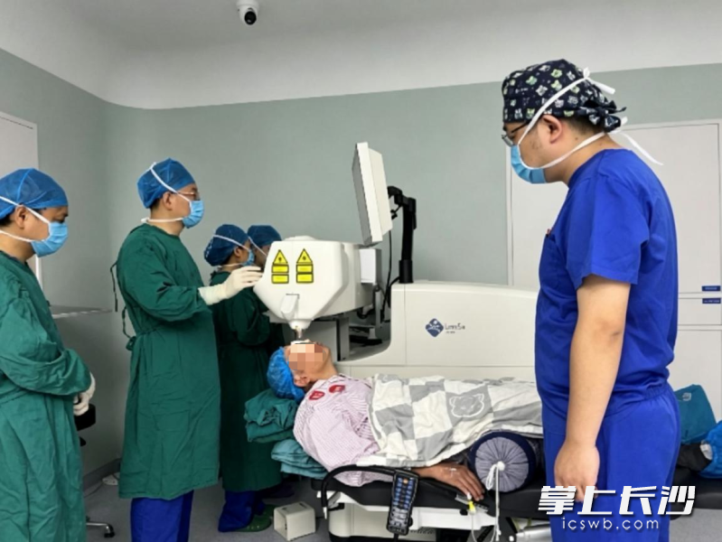 段宣初院长为艾先生实施手术。 均为受访方供图 段宣初院长为艾先生实施手术。 均为受访方供图