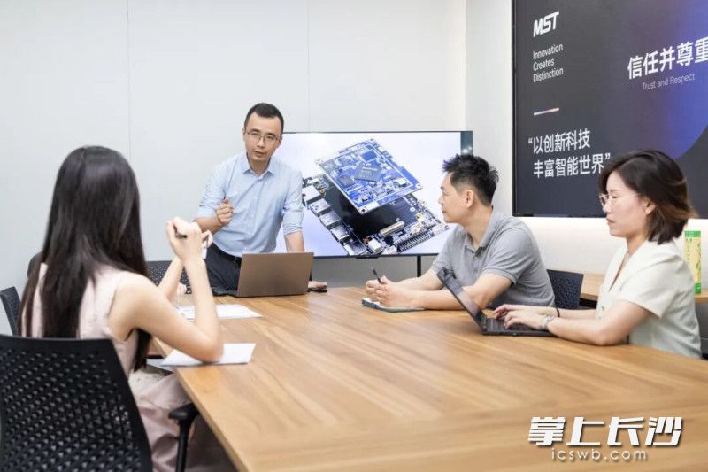 从需求确认到样品交付,仅用20天。随后,40000片工业显示屏订单落定,总额突破千万元人民币。 从需求确认到样品交付,仅用20天。随后,40000片工业显示屏订单落定,总额突破千万元人民币。
