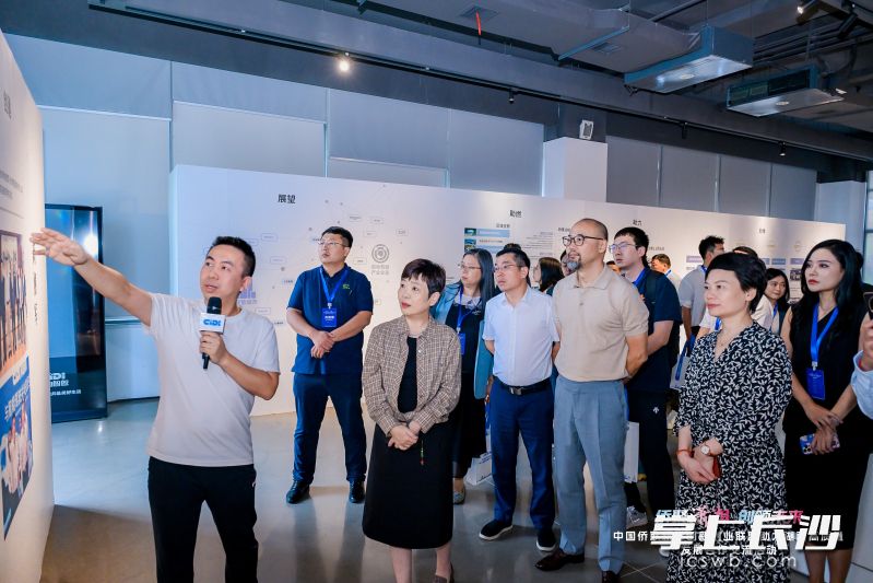 当天下午,与会嘉宾走访湘江新区企业,感受产业发展脉搏。 通讯员 袁美雄 供图 当天下午,与会嘉宾走访湘江新区企业,感受产业发展脉搏。 通讯员 袁美雄 供图