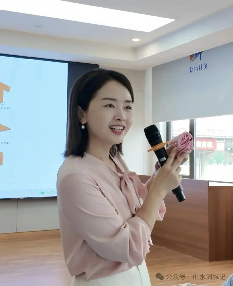 饶雅静到社区给居民培训。受访者供图 饶雅静到社区给居民培训。受访者供图