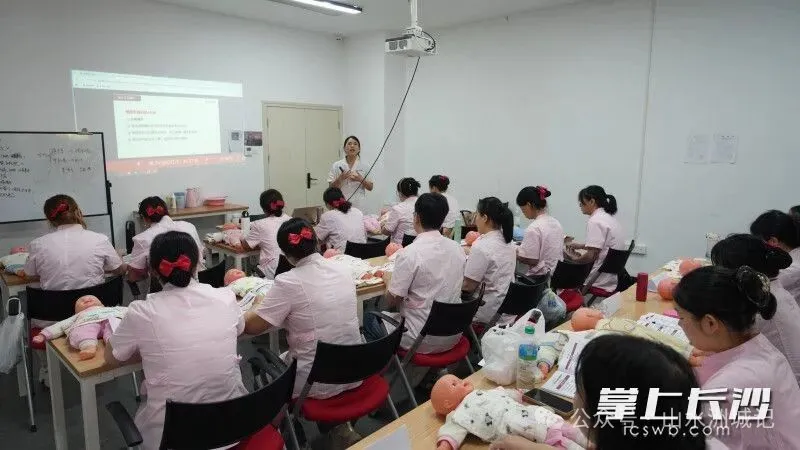 随着家政服务的需求越来越大,职业技能晋升的正向激励越来越多,劳动者的职业自豪感、成就感越来越高。邓迪 摄 随着家政服务的需求越来越大,职业技能晋升的正向激励越来越多,劳动者的职业自豪感、成就感越来越高。邓迪 摄