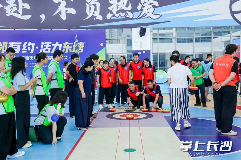 旱地冰壶项目现场气氛紧张。 均为长沙晚报全媒体记者周游 摄 旱地冰壶项目现场气氛紧张。 均为长沙晚报全媒体记者周游 摄