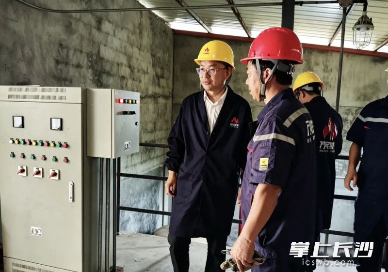工作人员走访企业。 工作人员走访企业。