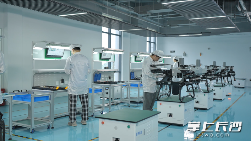 空中快滴平台从一键下单到飞手调度、服务执行到质量验收实现完整闭环,依托平台服务还拓展了无人机零部件设计、生产及组装产线。空中快滴 供图 空中快滴平台从一键下单到飞手调度、服务执行到质量验收实现完整闭环,依托平台服务还拓展了无人机零部件设计、生产及组装产线。空中快滴 供图