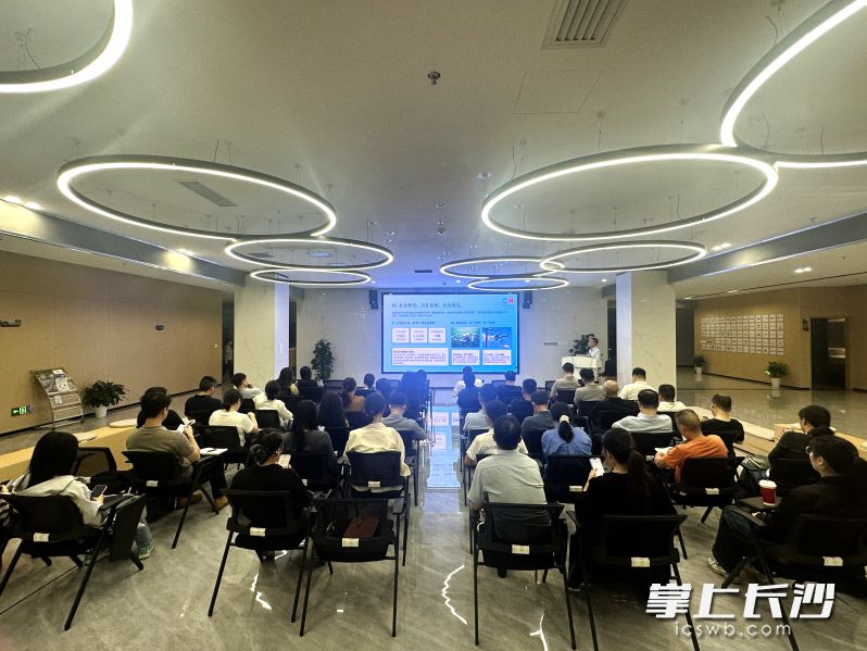 9月4日,第五期“青年麓谷说”开讲,邀请空中快滴创始人文宏成、中电金骏总经理刘赛深度拆解低空经济发展趋势和机遇。湘江早报全媒体记者 黄荣佳 摄 9月4日,第五期“青年麓谷说”开讲,邀请空中快滴创始人文宏成、中电金骏总经理刘赛深度拆解低空经济发展趋势和机遇。湘江早报全媒体记者 黄荣佳 摄
