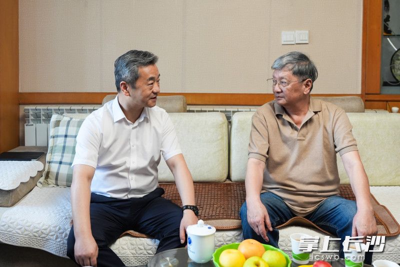 9月9日,副省长、市委书记陈竞走访慰问长郡中学退休教师胡立。 9月9日,副省长、市委书记陈竞走访慰问长郡中学退休教师胡立。