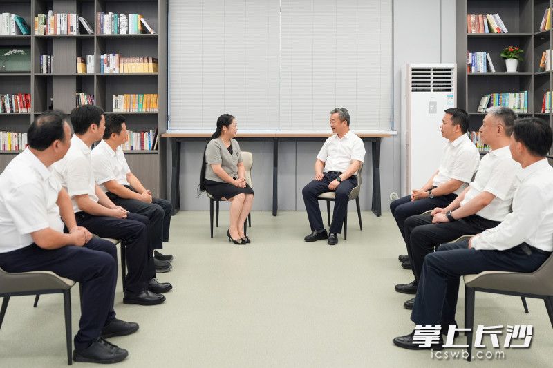 陈竞走访慰问长沙外国语学校优秀教师余利。 均为长沙晚报全媒体记者 郭雨滴 摄 陈竞走访慰问长沙外国语学校优秀教师余利。 均为长沙晚报全媒体记者 郭雨滴 摄