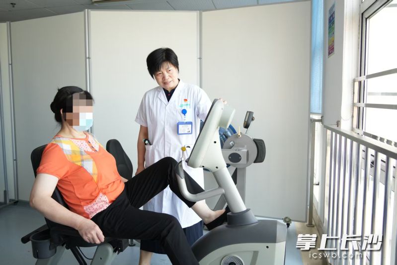 全科医学科十二病室主任梁珍玲指导患者进行心脏康复。 均为医院供图 全科医学科十二病室主任梁珍玲指导患者进行心脏康复。 均为医院供图