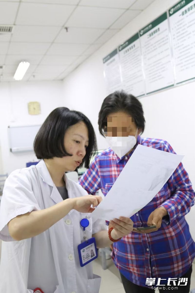 老年病科十三病室主任余慧在向患者解读检查报告。 老年病科十三病室主任余慧在向患者解读检查报告。