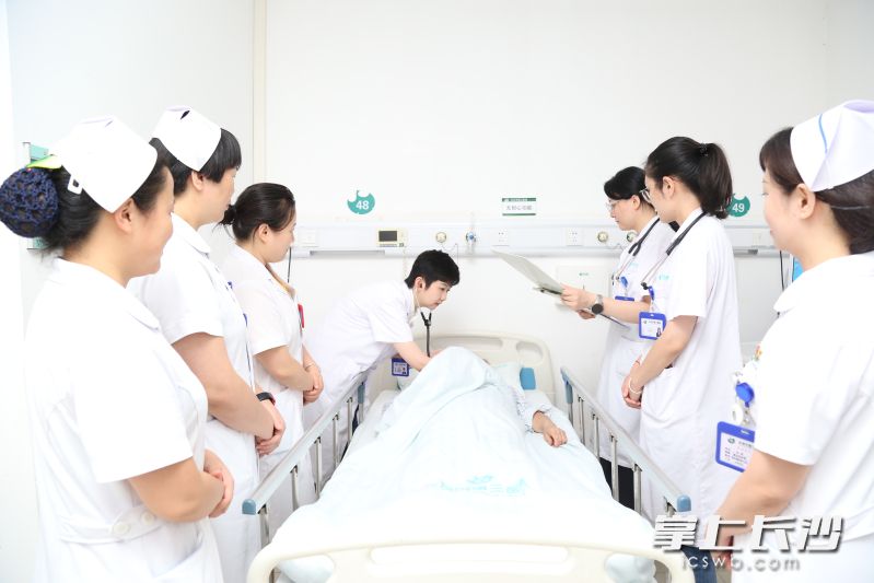 老年病科十七病室医护团队进行床旁交班,图为科室负责人钟丽颖在为患者进行检查。 老年病科十七病室医护团队进行床旁交班,图为科室负责人钟丽颖在为患者进行检查。