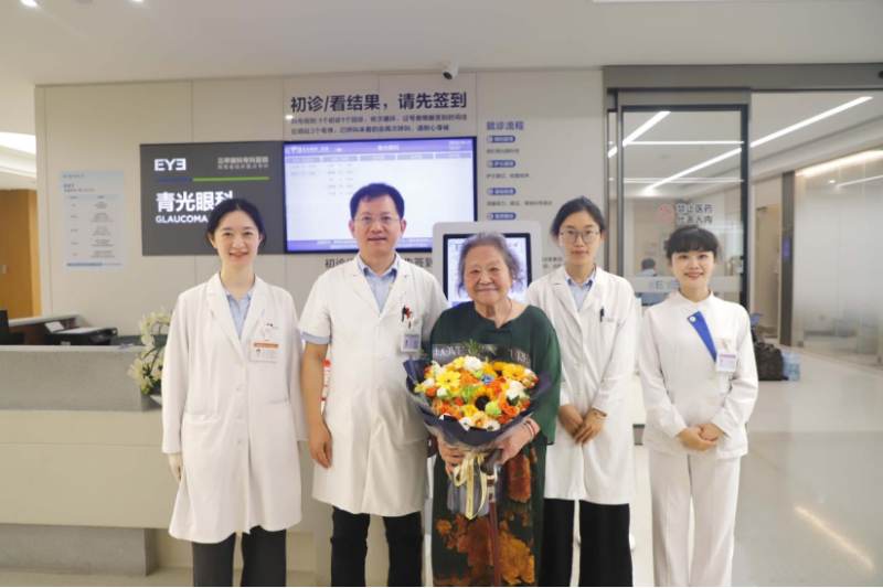 段宣初院长团队给钱老师送上节日鲜花并合影。 受访者供图 段宣初院长团队给钱老师送上节日鲜花并合影。 受访者供图