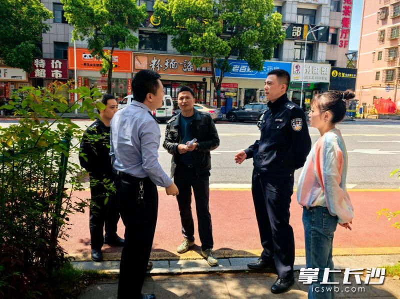 天心区交警大队、交警九中队相关负责人到豹塘路进行实地勘察。 均为长沙晚报通讯员李凯茜供图 天心区交警大队、交警九中队相关负责人到豹塘路进行实地勘察。 均为长沙晚报通讯员李凯茜供图