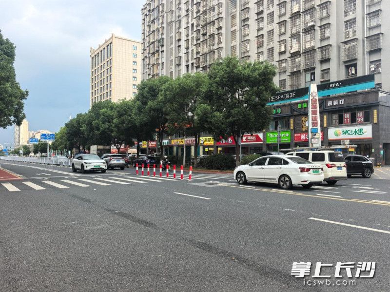 豹塘路沿线安装中央隔离带和斑马线分隔柱,通行更安全。 豹塘路沿线安装中央隔离带和斑马线分隔柱,通行更安全。