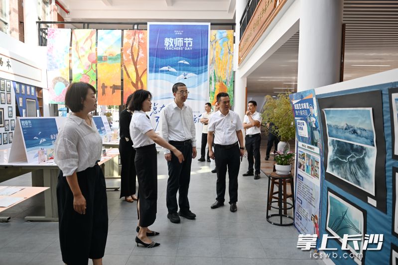 在湖南师大附中博才实验中学(天顶校区)看望慰问一线教师代表并了解教育教学等情况。均为湘江早报全媒体记者 张圣贺 摄 在湖南师大附中博才实验中学(天顶校区)看望慰问一线教师代表并了解教育教学等情况。均为湘江早报全媒体记者 张圣贺 摄