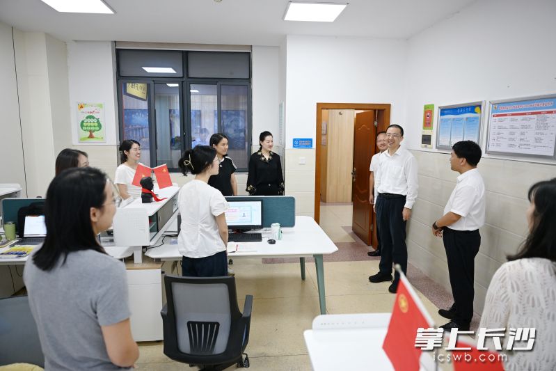 在雷锋新城实验小学看望慰问教师代表并了解学校智能教育应用、特色课程教学等情况。 在雷锋新城实验小学看望慰问教师代表并了解学校智能教育应用、特色课程教学等情况。