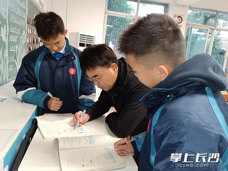 段浩瀚指导学生解难题。照片摄于2025年冬。