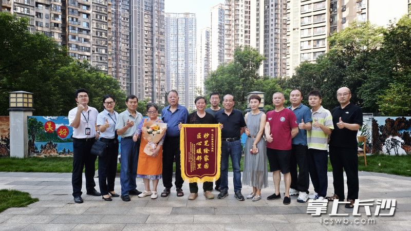 小区业委会、监委会、物业公司工作人员和老人们合影。