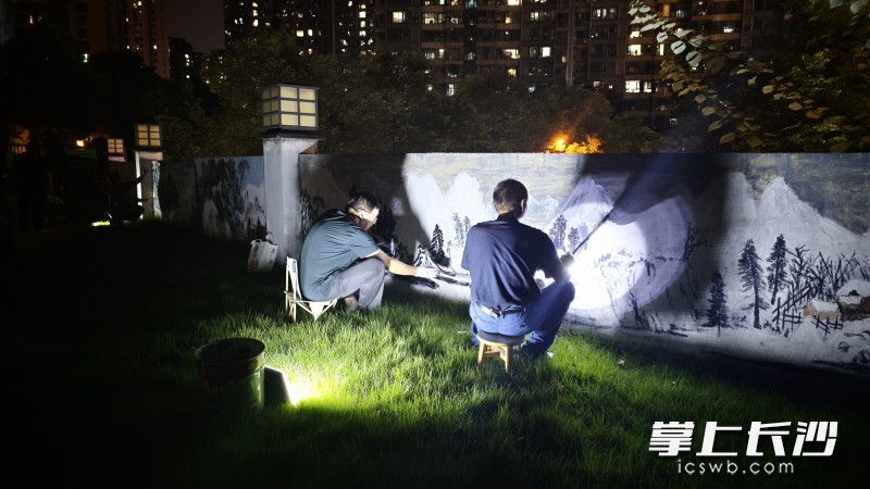 9月8日，几位老人趁着夜间气温凉爽，在应急灯的照明下继续作画。