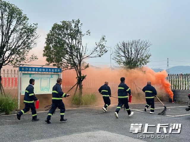 森林火情早期处置实战演练现场。 均为长沙晚报通讯员 向玲娅供图 森林火情早期处置实战演练现场。 均为长沙晚报通讯员 向玲娅供图