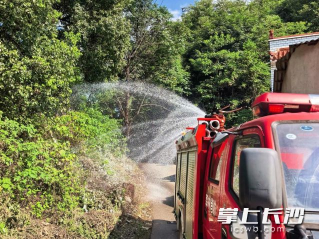 消防车穿梭在山脚地带,持续开展洒水增湿作业。 消防车穿梭在山脚地带,持续开展洒水增湿作业。
