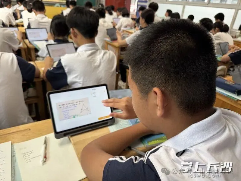 麓山国际实验学校的课堂,数智已成为师生提升效率的助手。长沙晚报通讯员 唐婉欣 摄 麓山国际实验学校的课堂,数智已成为师生提升效率的助手。长沙晚报通讯员 唐婉欣 摄