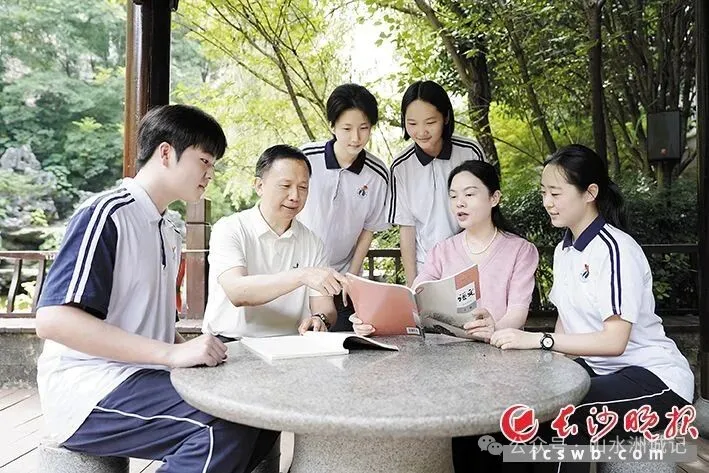 技术为内向的孩子搭建了一座沟通的桥梁,让教育关怀能更精准地触达每一个心灵。冯启阳 摄 技术为内向的孩子搭建了一座沟通的桥梁,让教育关怀能更精准地触达每一个心灵。冯启阳 摄