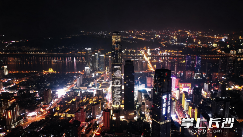 五一商圈的璀璨灯火。 五一商圈的璀璨灯火。