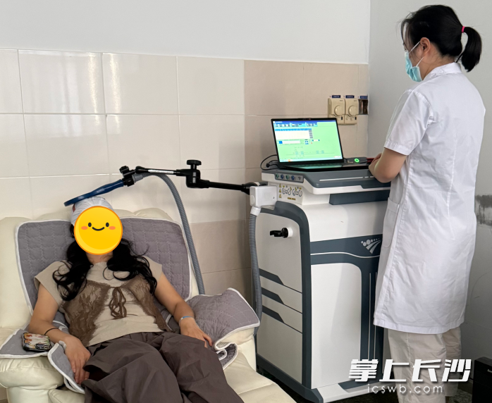 该技术可用于抑郁症、脑卒中后偏瘫、偏头痛、失眠等疾病,具体是否适用需由医生评估。通讯员供图 该技术可用于抑郁症、脑卒中后偏瘫、偏头痛、失眠等疾病,具体是否适用需由医生评估。通讯员供图