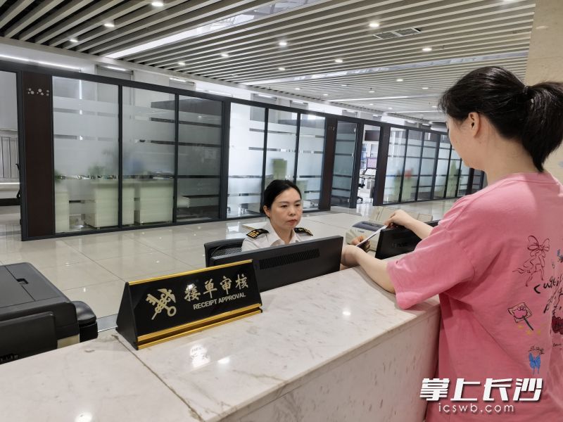 星沙海关关员为湖南企业办理“进口境内段运费扣减”业务。 星沙海关供图