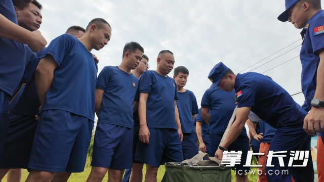 应急队员认真学习。 应急队员认真学习。