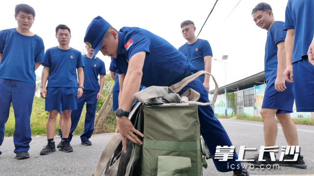 长沙县2026年森林防灭火救援队伍实测实训在果园镇开训。 均为长沙晚报全媒体记者 舒元臻 摄 长沙县2026年森林防灭火救援队伍实测实训在果园镇开训。 均为长沙晚报全媒体记者 舒元臻 摄
