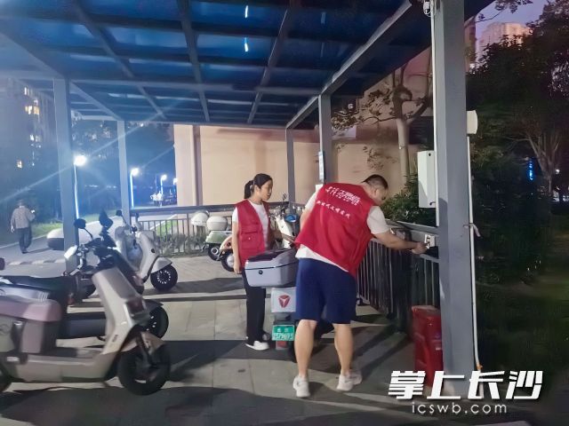 工作人员正在巡查。 工作人员正在巡查。