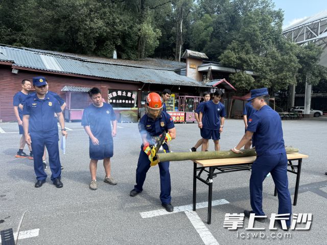 雨花区应急管理局组织全区森林消防队伍开展扑救能力实训。 均为长沙晚报通讯员 杨梦婷供图 雨花区应急管理局组织全区森林消防队伍开展扑救能力实训。 均为长沙晚报通讯员 杨梦婷供图