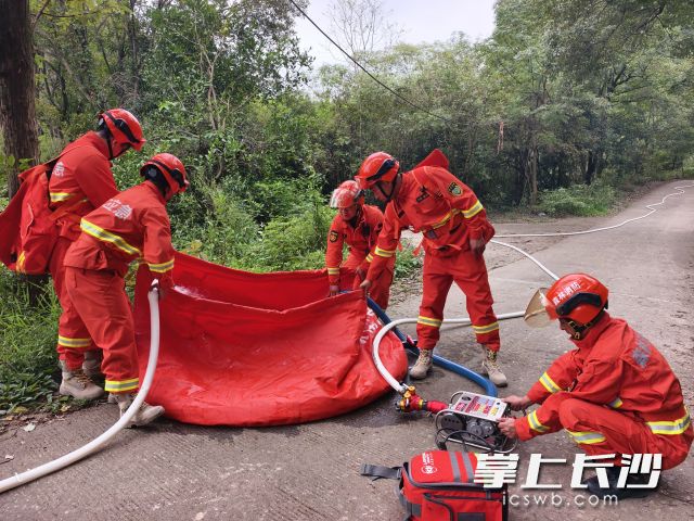 实训科学设置体能测试、单兵综合灭火、以水灭火、装备操作四大实训模块。 实训科学设置体能测试、单兵综合灭火、以水灭火、装备操作四大实训模块。