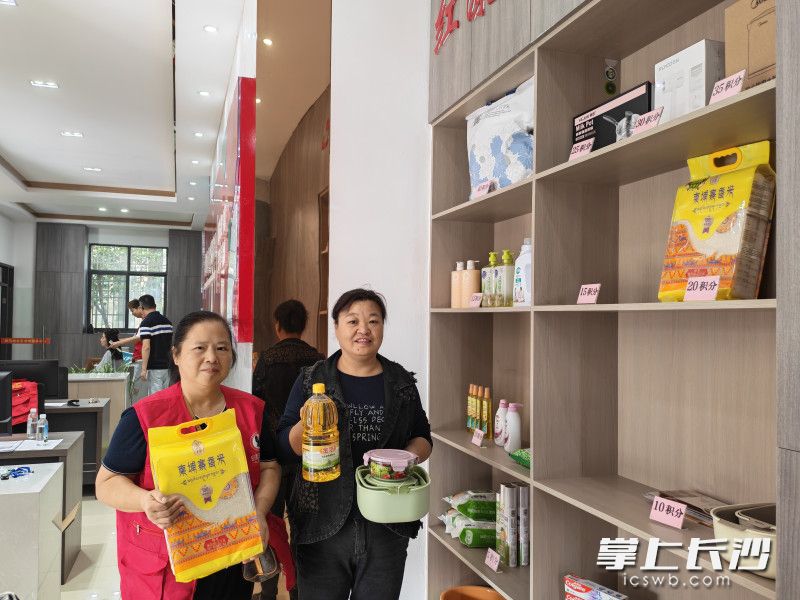 志愿服务兑换好物。