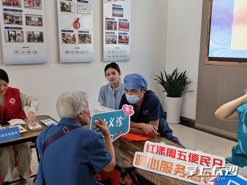 现场义诊活动。 均为长沙晚报全媒体记者邓艳红摄